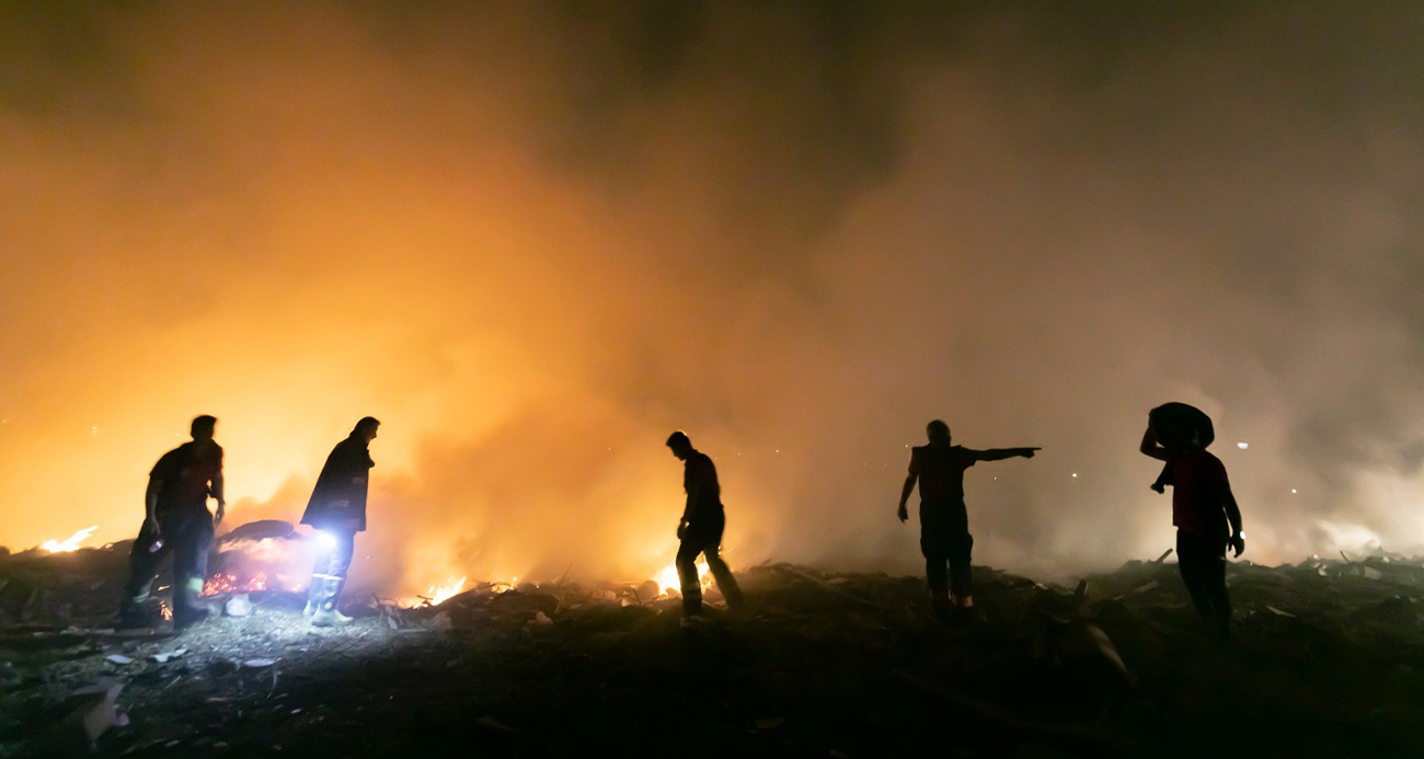 Mersin'de atık alanda yangın, müdahale sabaha kadar sürdü