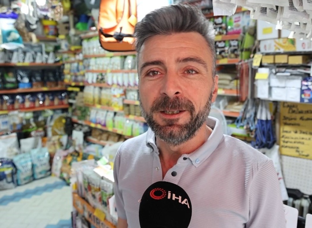 Açtığı pankart işe yaradı; artık işine kimse karışmıyor