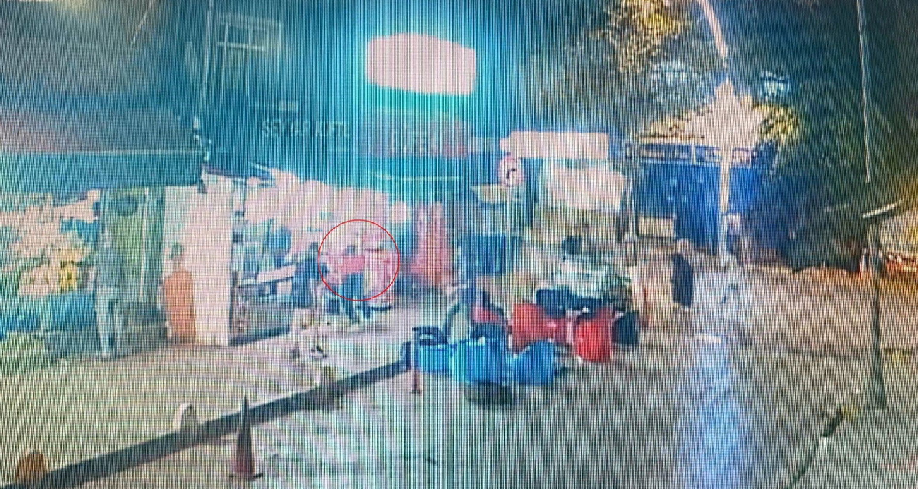 Dükkana geldi, esnafı vurdu: O anlar kamerada