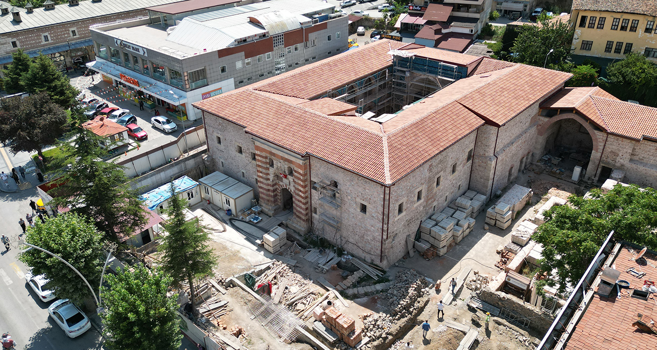 7 asırlık mavi çinileriyle ünlü Gök Medrese yeniden ayağa kalkıyor