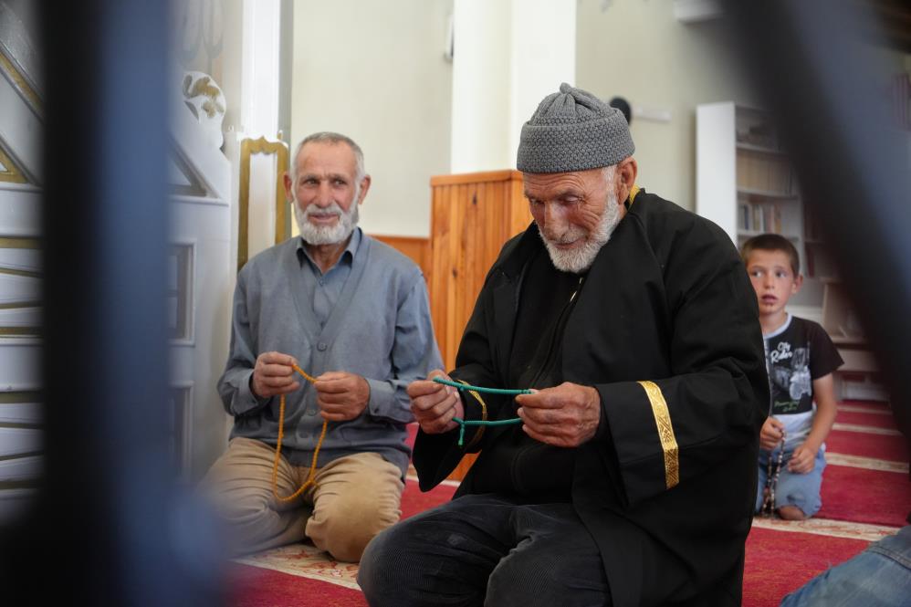 Ömrünü namaz kılmaya Kur’an okumaya adayan 83 yaşındaki ’Hasan amca’ hafızlık yarışmasında ikinci oldu