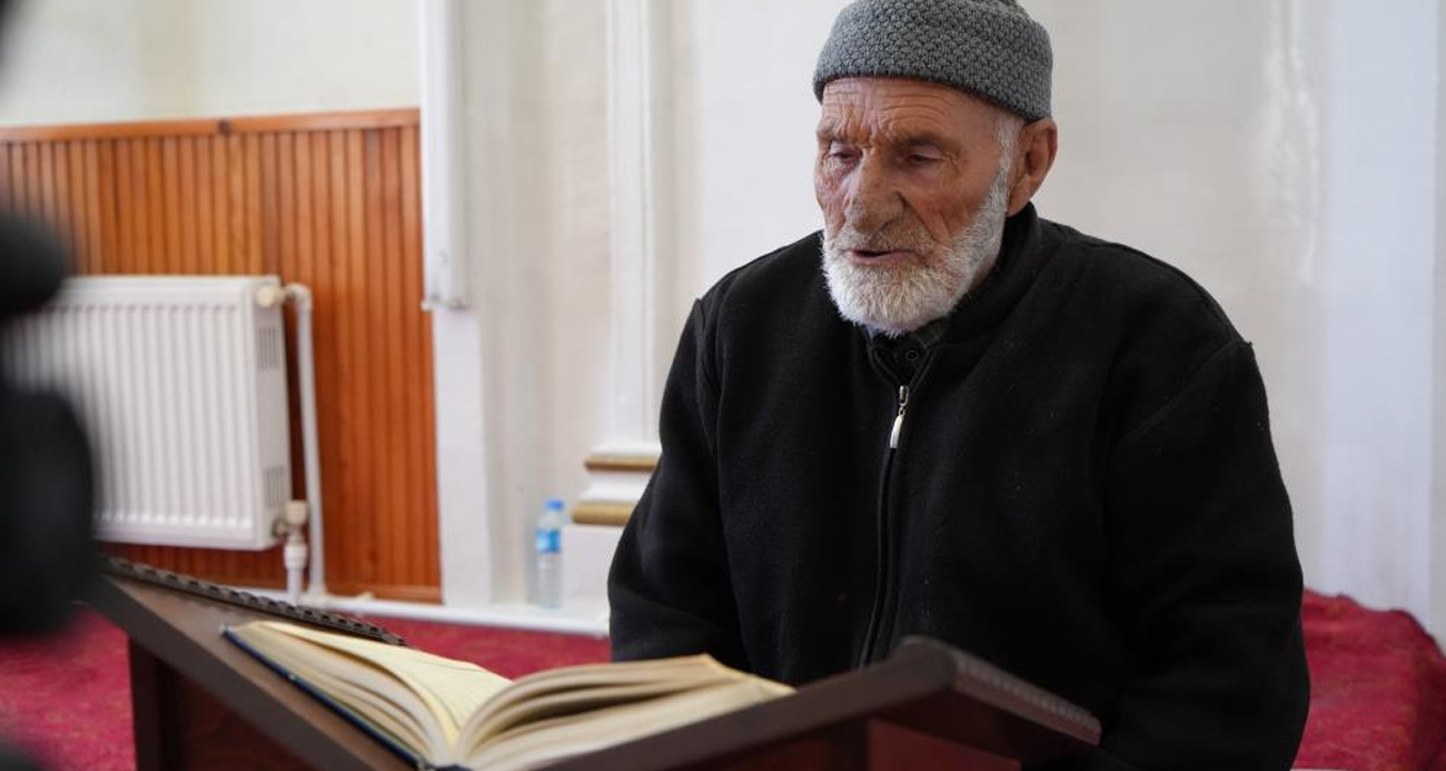 Ömrünü namaz kılmaya Kur’an okumaya adayan 83 yaşındaki ’Hasan amca’ hafızlık yarışmasında ikinci oldu