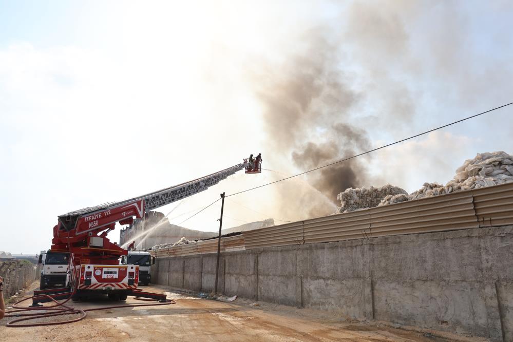 Adana’da geri dönüşüm fabrikası alevlere teslim oldu
