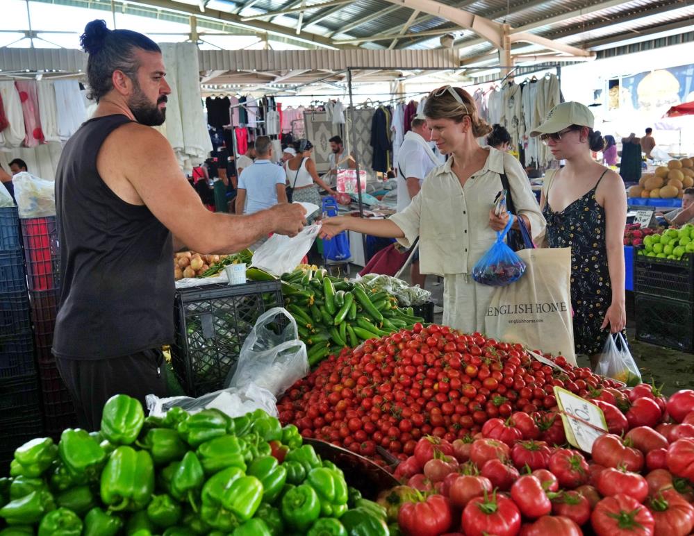 Ruslar Türkçe öğrenmeyince pazarcılar Rusça öğrendi