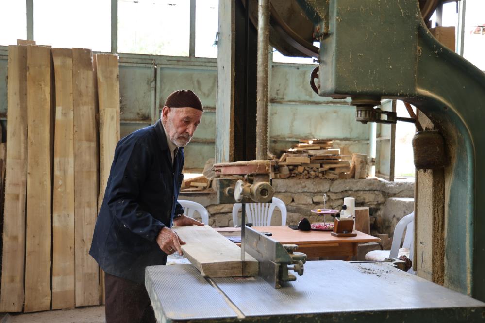 92 yaşında ücretsiz yaptığı minberleri dört bir yana gönderiyor