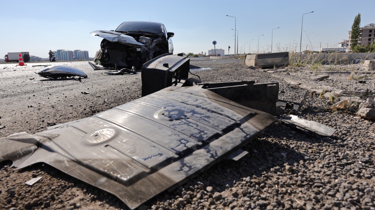 Kazadan kurtulan ağabey ile kız kardeş kaldırımda birbirlerine sarılarak ağladı