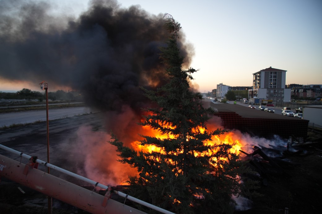 Edirne’de tren istasyonu şantiyesinde çıkan yangında dumanlar gökyüzünü kapladı