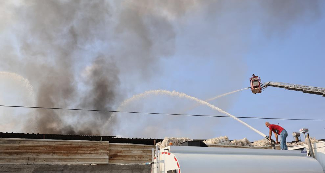 Adana’da geri dönüşüm fabrikası alevlere teslim oldu