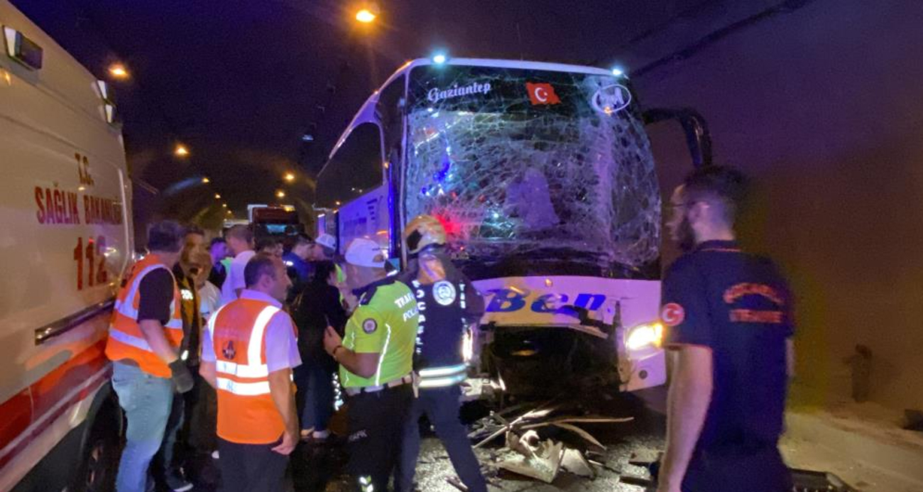 Tır, otomobil ve 2 otobüsün karıştığı kazada ortalık savaş alanına döndü: 15 yaralı