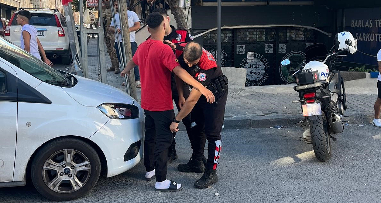 Esenyurt’ta uygulamada aracı polisin üstüne süren şahıslar kamerada