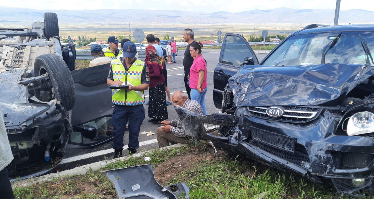 Ardahan’da kamyonet ile otomobil çarpıştı: 7 yaralı