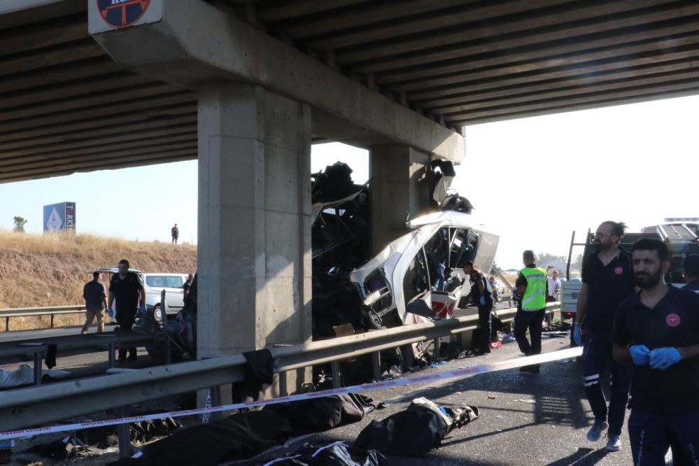 Ankara'da yolcu otobüsü köprü ayağına çarptı: 11 ölü, 24 yaralı