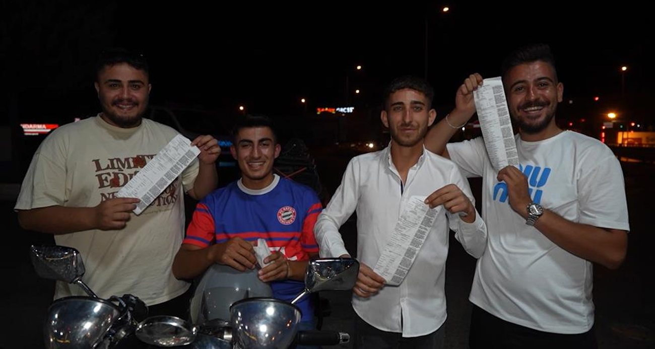 "Devletimiz sağ olsun" diyerek, ceza makbuzlarıyla poz verdiler