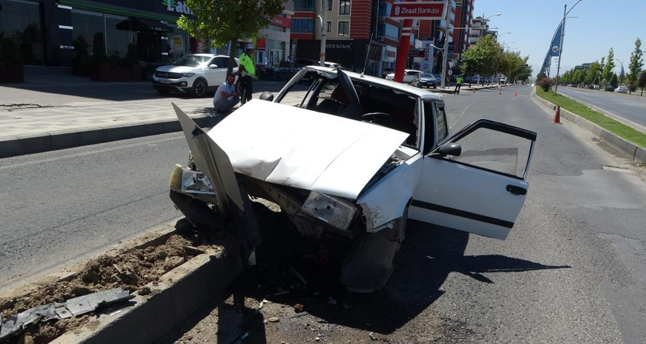 Refüje çarpan Tofaş kağıt gibi dağıldı: 6 yaralı