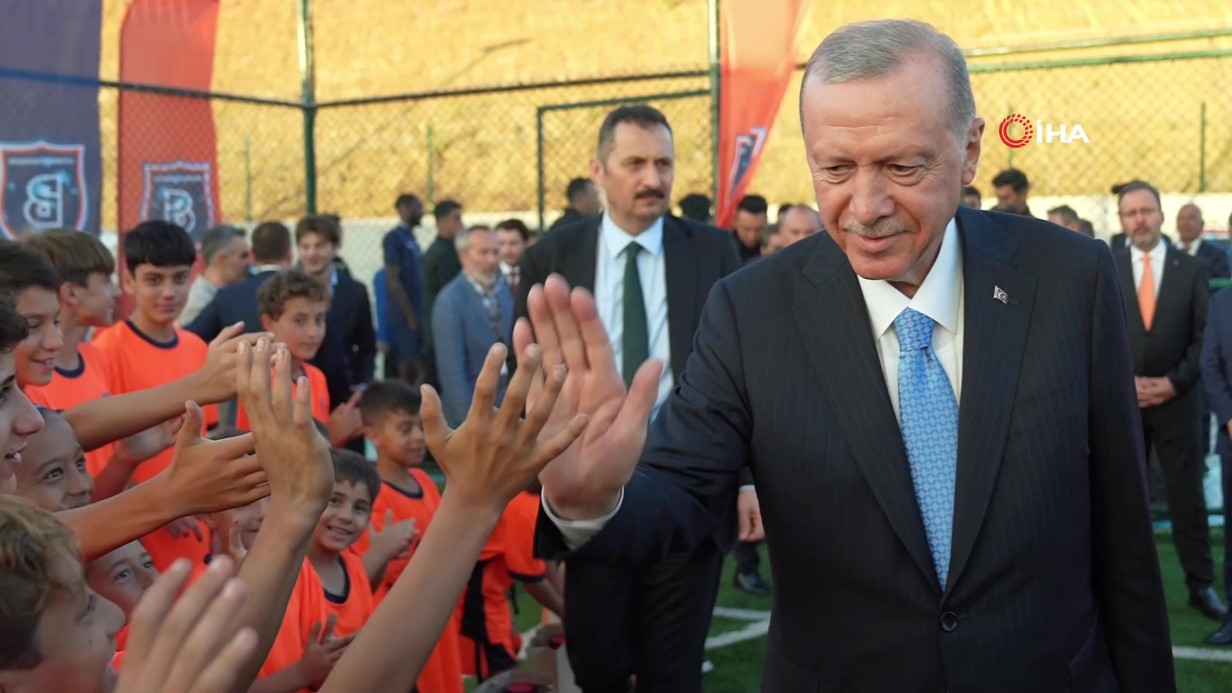 Cumhurbaşkanı Erdoğan, Başakşehir Futbol Akademisi’ni gezdi