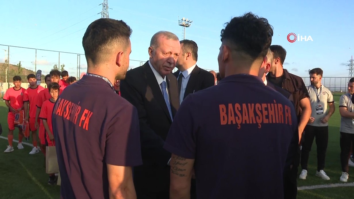 Cumhurbaşkanı Erdoğan, Başakşehir Futbol Akademisi’ni gezdi