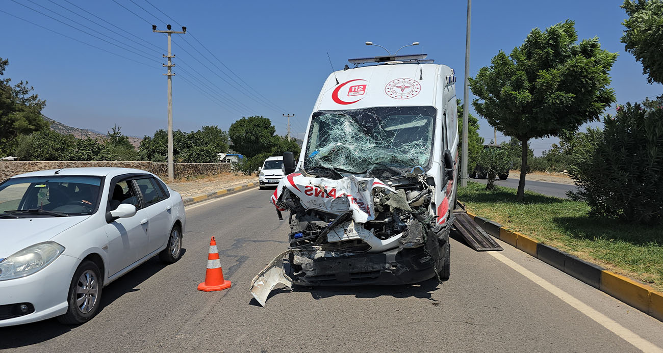 Gaziantep’te vakadan dönen ambulans tankere çarptı: 3 sağlıkçı yaralı