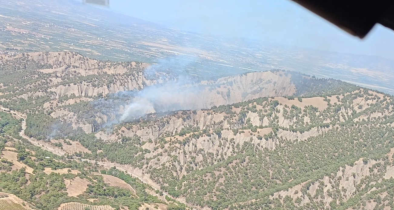 Manisa’da orman yangınına havadan ve karadan müdahale ediliyor
