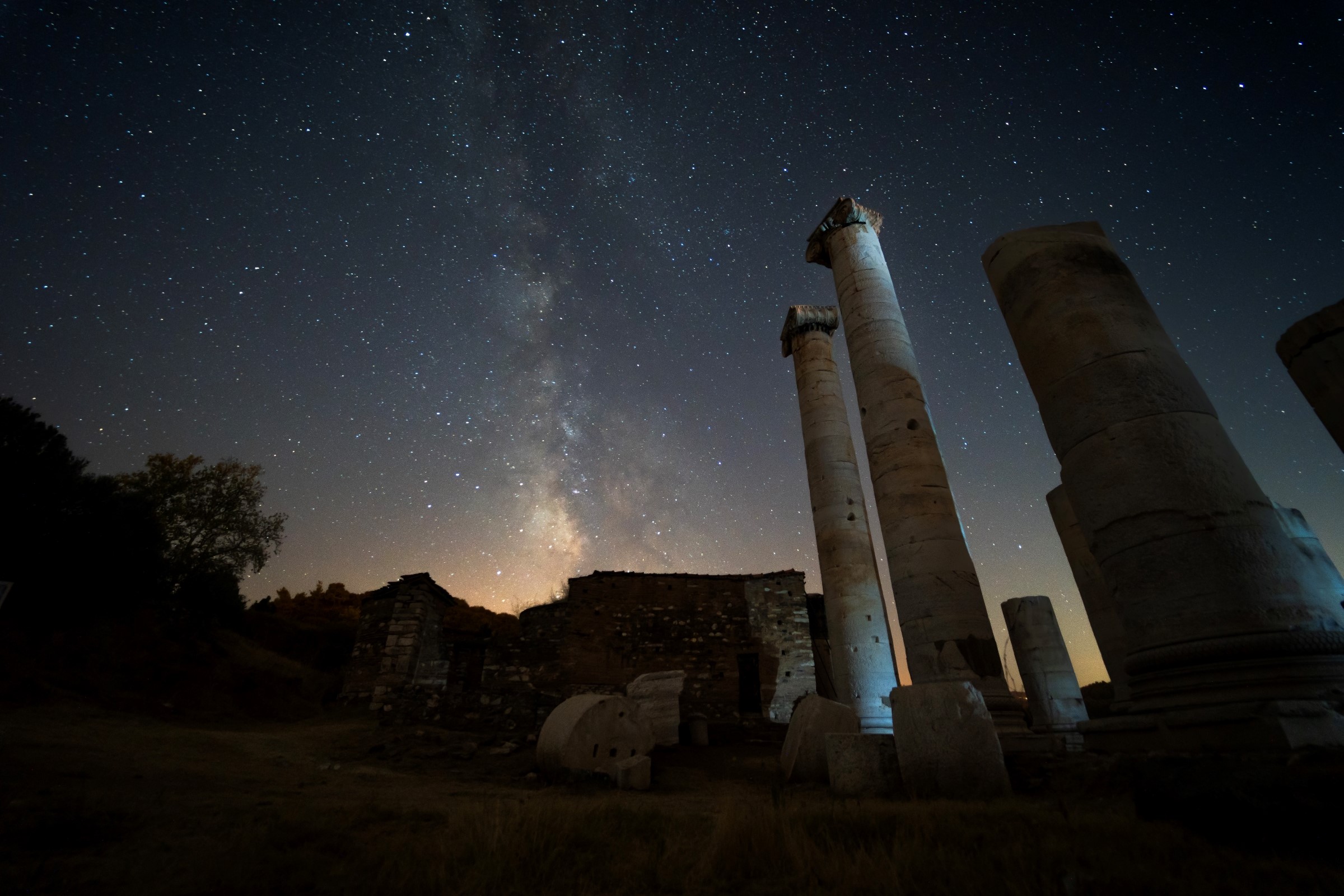 Sardes Antik Kenti, samanyolu ve perseid meteor yağmurunu buluşturdu