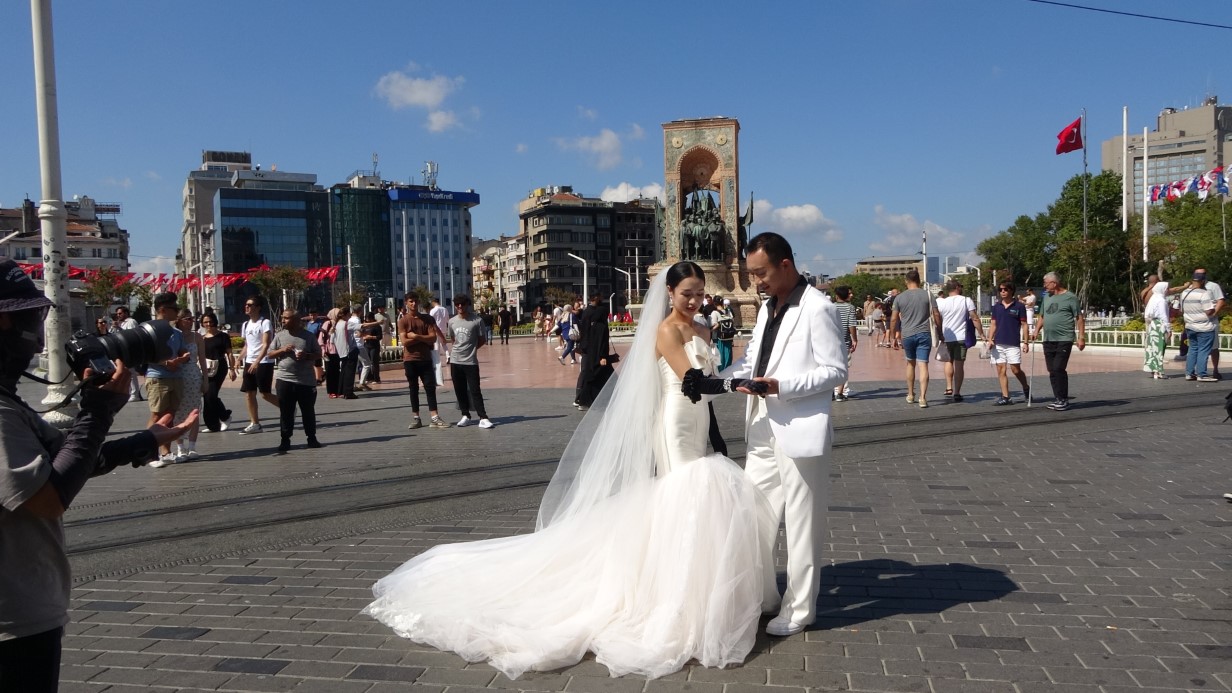 Taksim’de düğün fotoğrafı çektiren Çinli çift ilgi odağı oldu