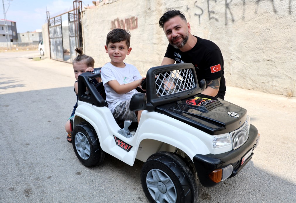 Minik Kerimcan ve down sendromlu Halil İbrahim’in akülü araba sevinci