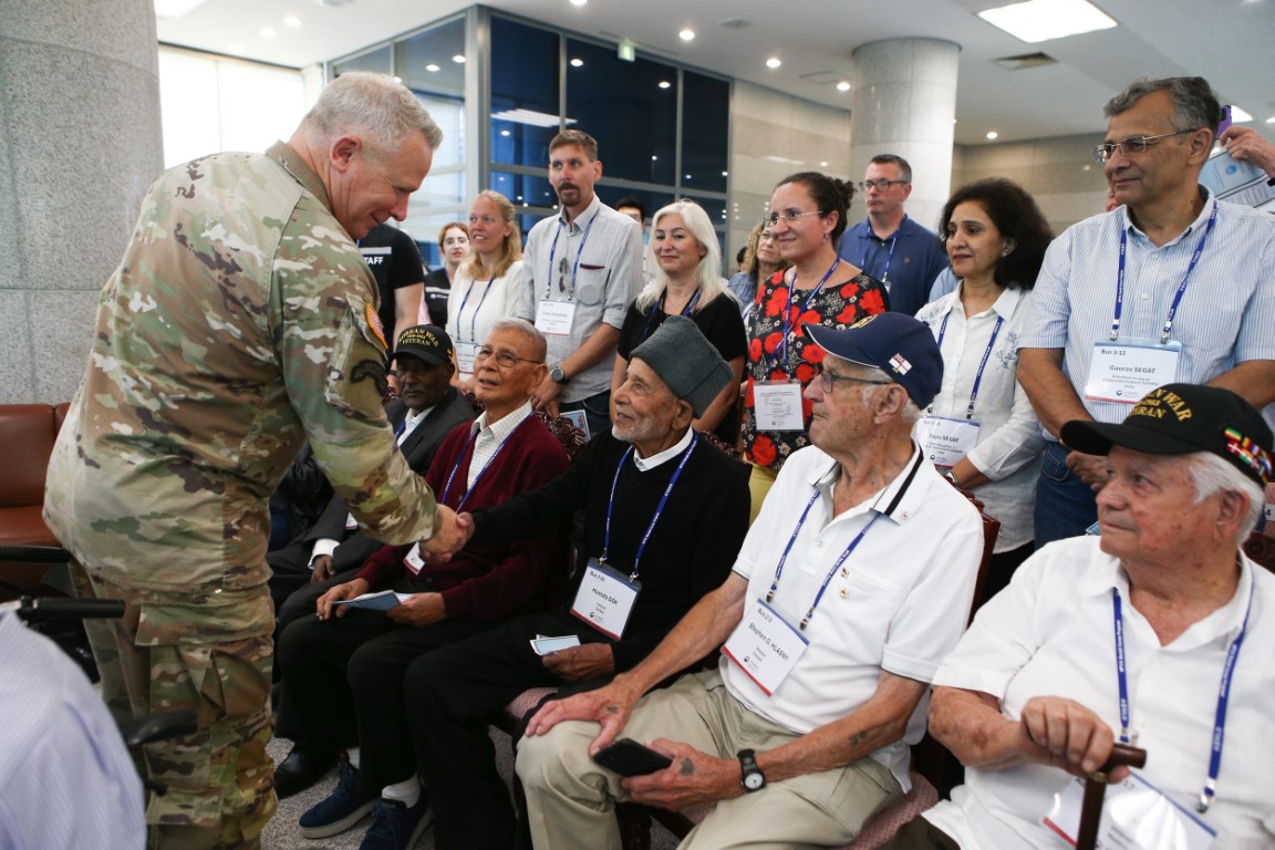72 yıl aradan sonra savaştığı Kore topraklarını yeniden gören gazi o anları anlattı