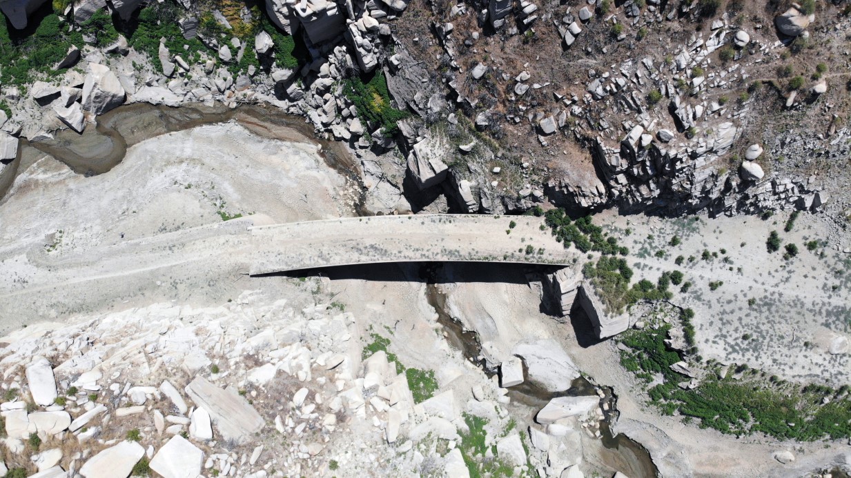 Baraj suyu çekildi, 100 yıllık köprü ortaya çıktı