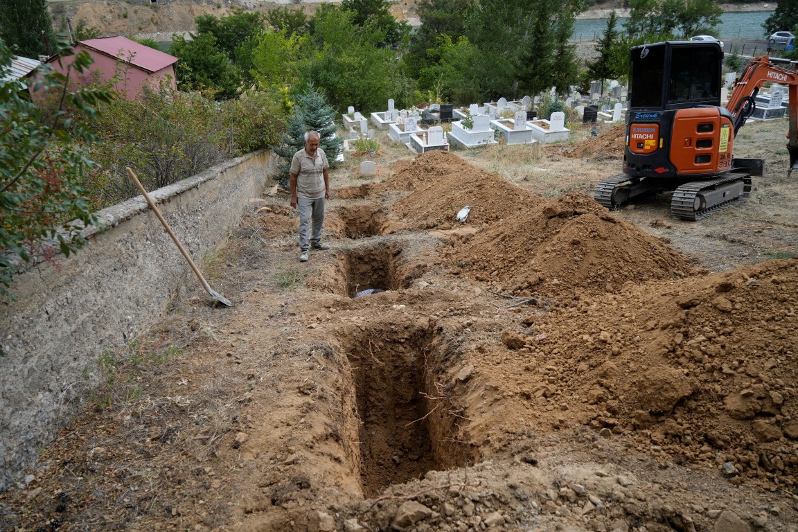 Sular altında kalan mezarlar taşınıyor