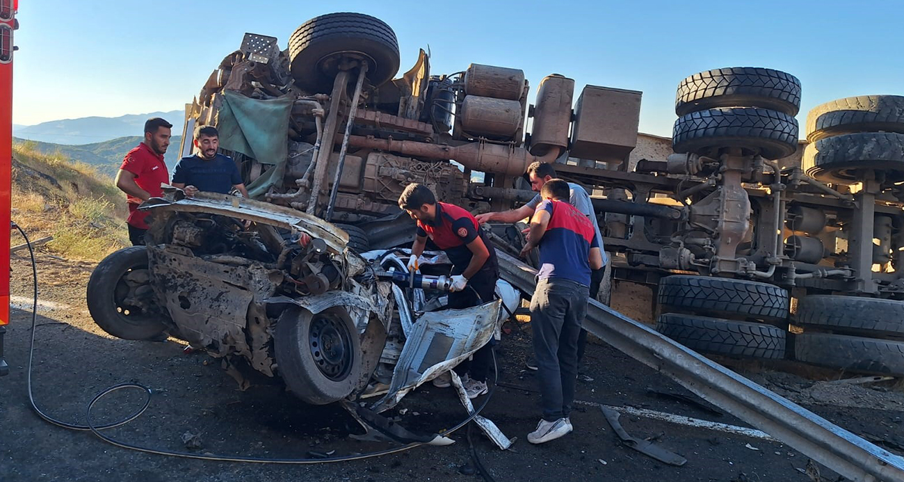 Bingöl’de kamyon ve otomobil çarpıştı: 3 yaralı