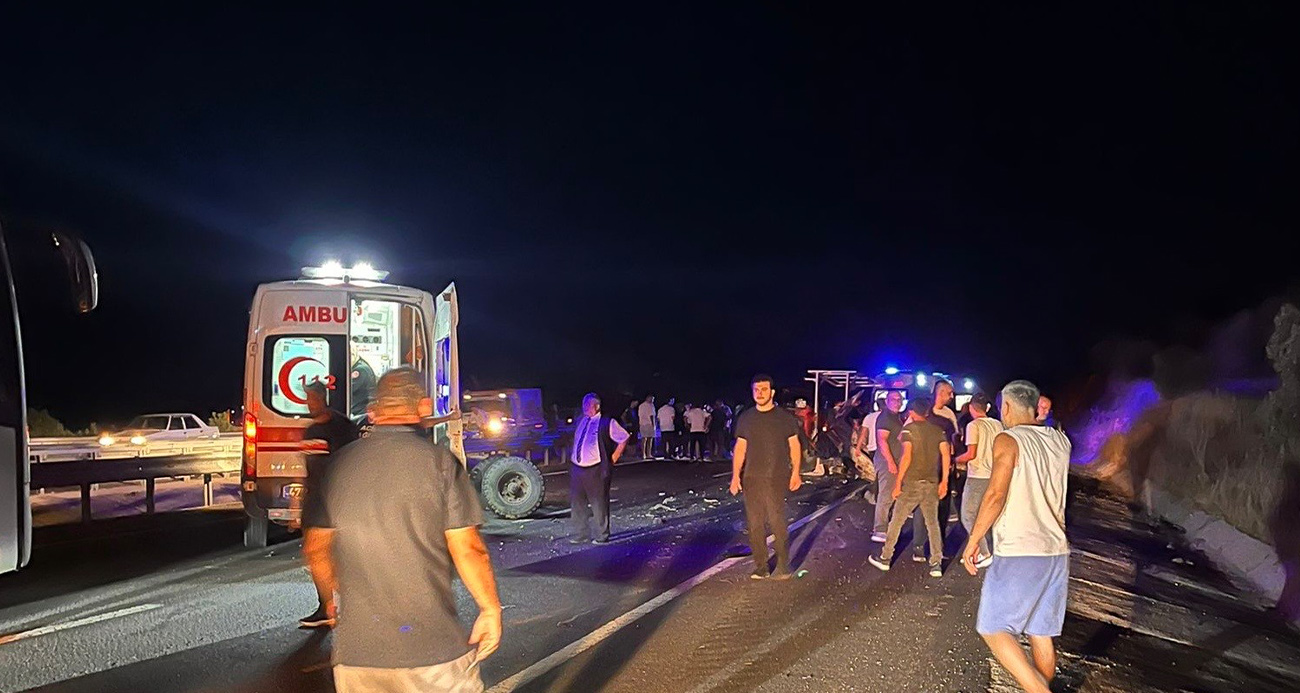 Mardin’de otomobil traktöre çarptı: 2 ölü, 3 yaralı