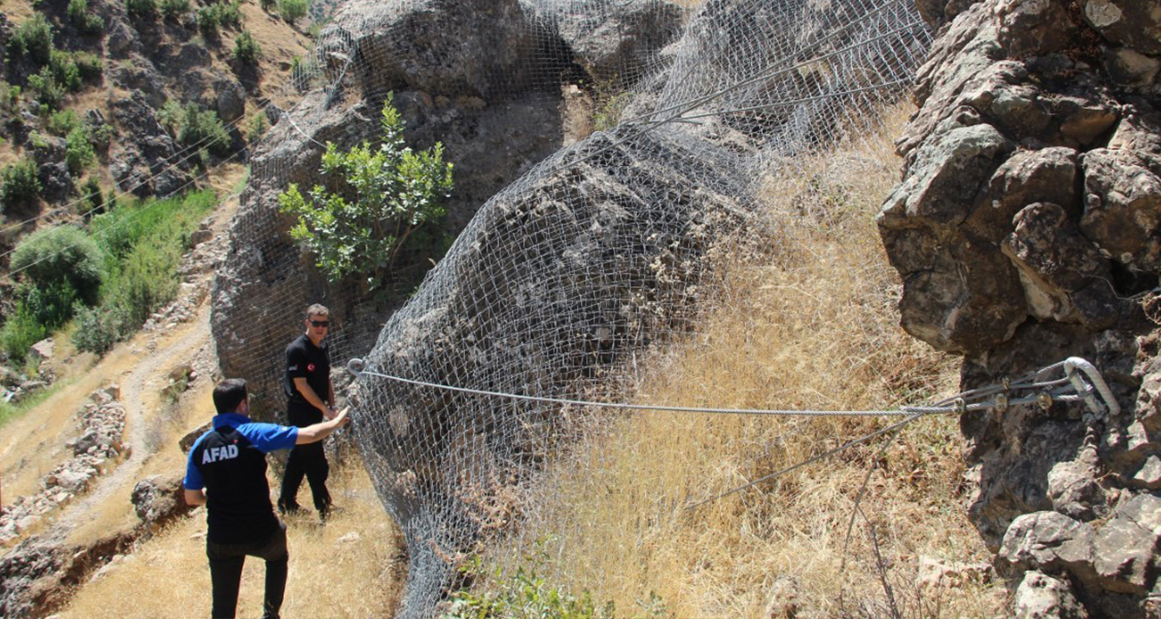 Şırnak’ta dev kayalar halatla bağlandı