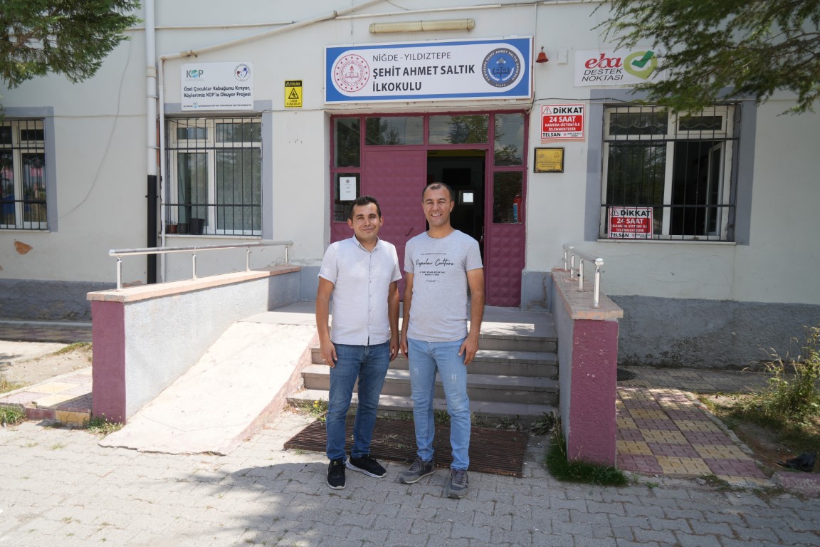 Yaz tatilini fırsat bilen okul müdürü, yardımcısı ile birlikte okulun bakımlarını yapıyor