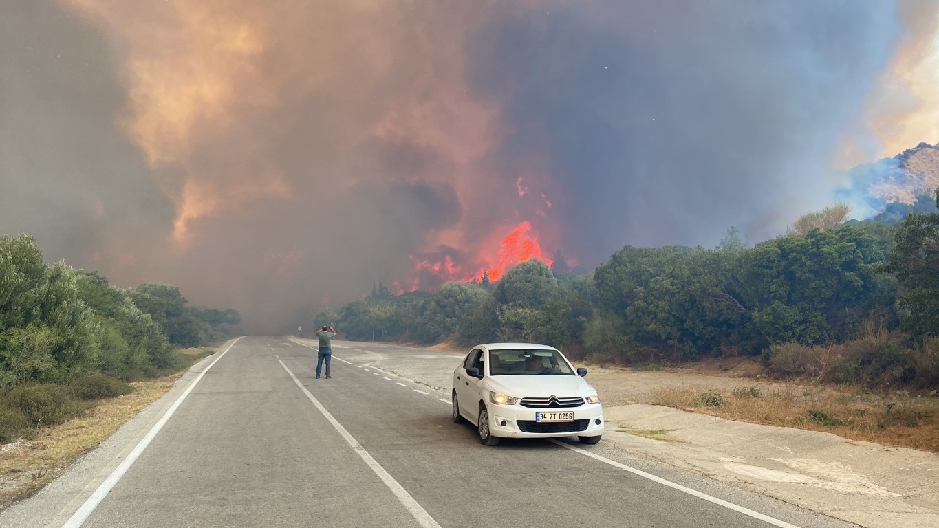 Eceabat’taki orman yangını büyüyor