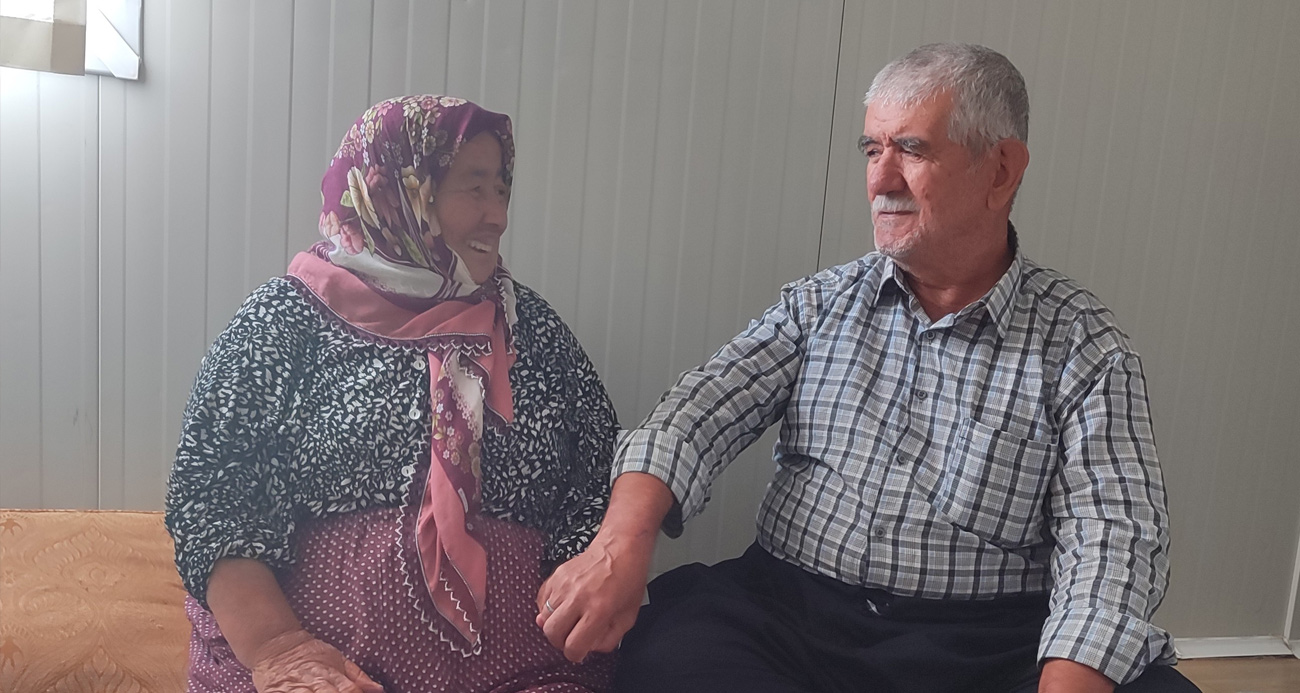 Depremde ayağını kaybeden eşini sevgisiyle ayakta tutuyor