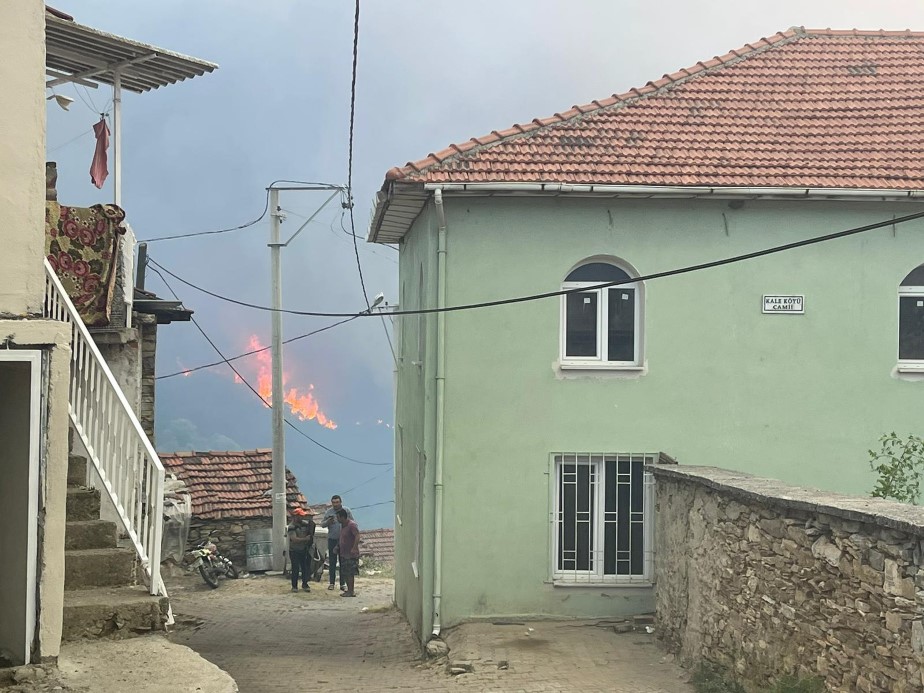 Manisa’da itfaiye ekiplerinin yangınla mücadelesi sürüyor