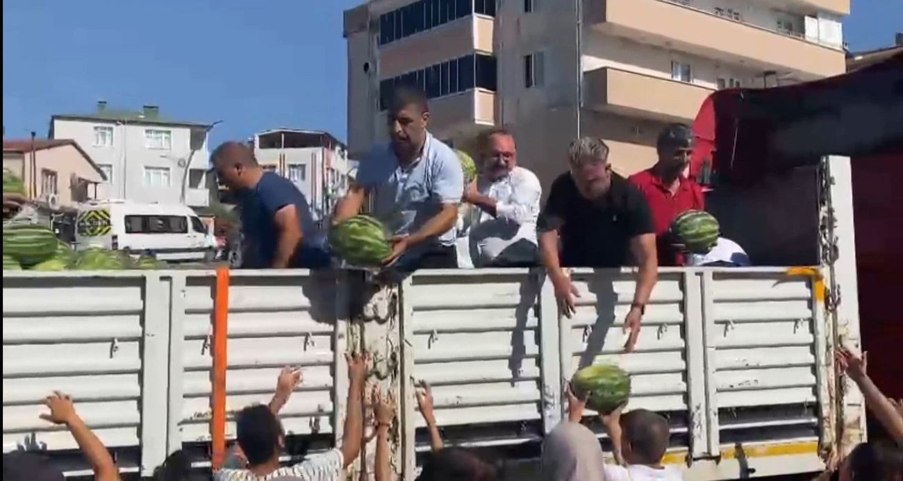 Mahalleliye karpuz dağıtıldı: 27 ton 1 saatte bitti