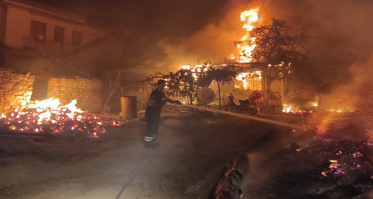 Gördes’teki orman yangını sürüyor: 2 kırsal mahalle boşaltıldı