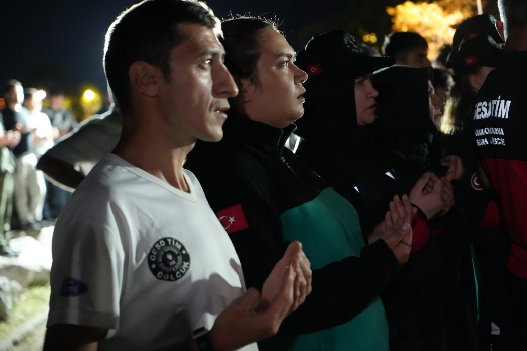 17 Ağustos Depremi’nin 25. yıl dönümünde hayatını kaybedenler 03.02’de anıldı