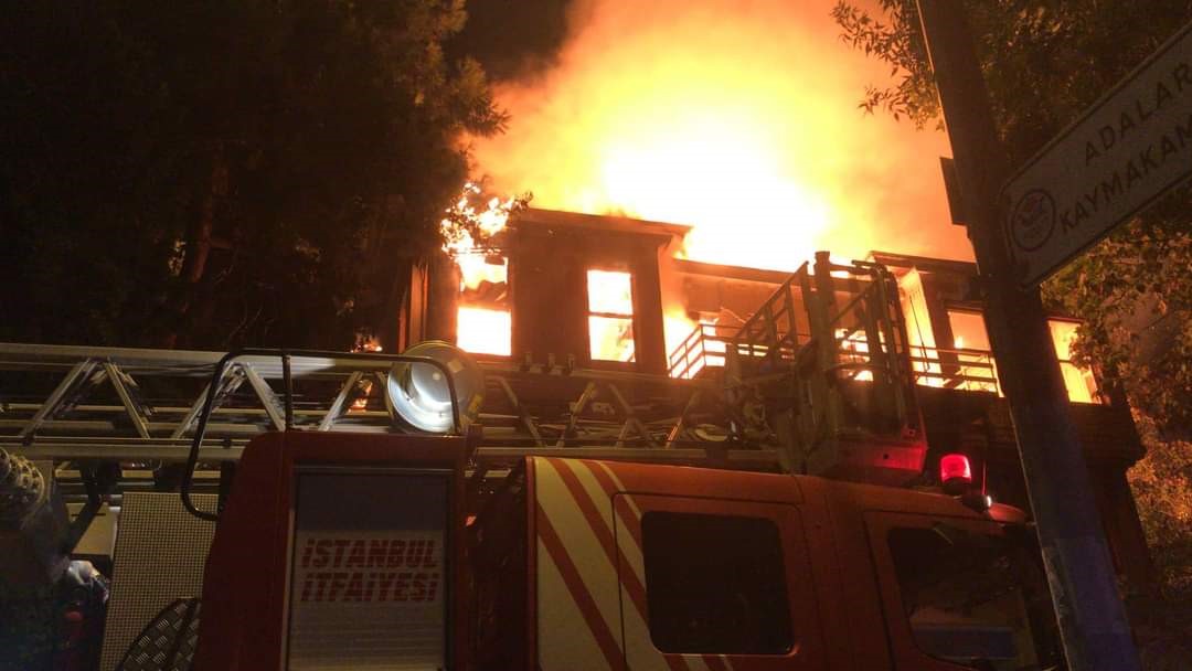 Büyükada’da 2 katlı ahşap bina alev alev yandı
