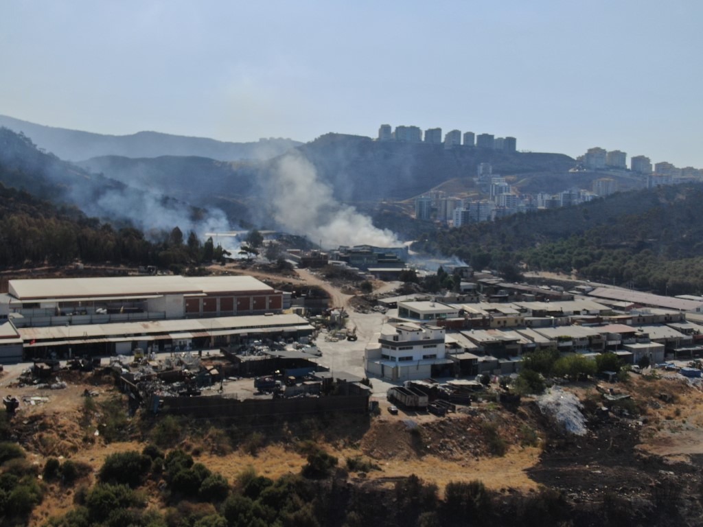 İzmir’de yanan yerler havadan görüntülendi