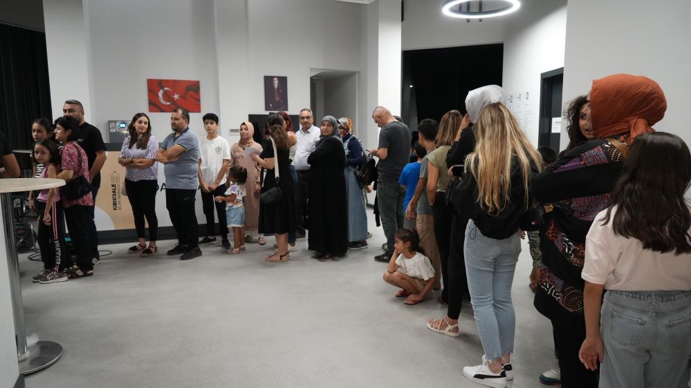 Ay’ın ışıltılı yüzünü teleskopla izlemek için akın ettiler