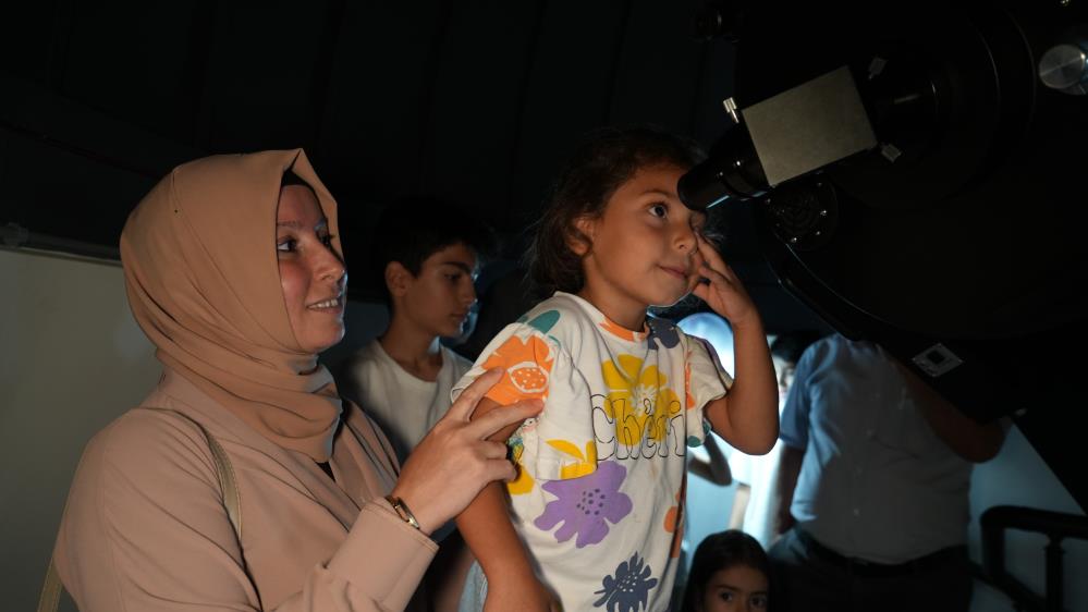 Ay’ın ışıltılı yüzünü teleskopla izlemek için akın ettiler