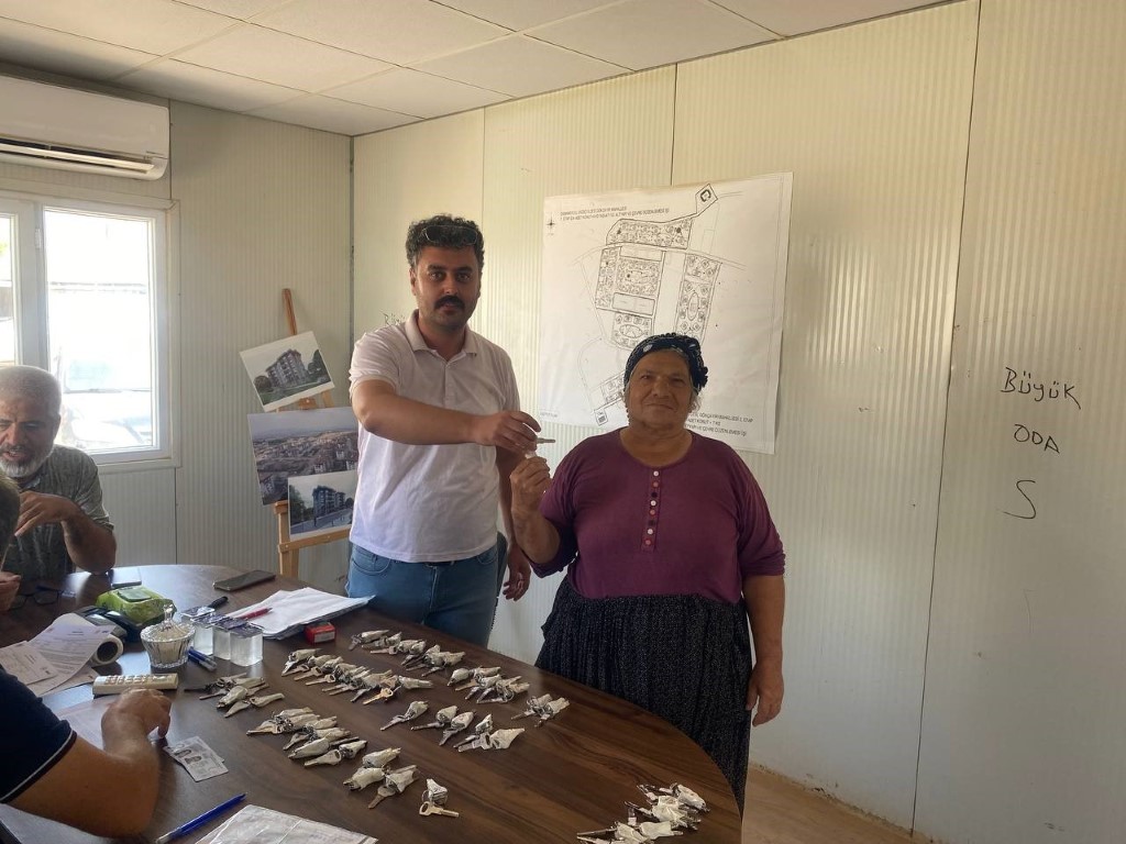 Osmaniye’de depremzedeler yeni yuvalarının kapılarını açıyor