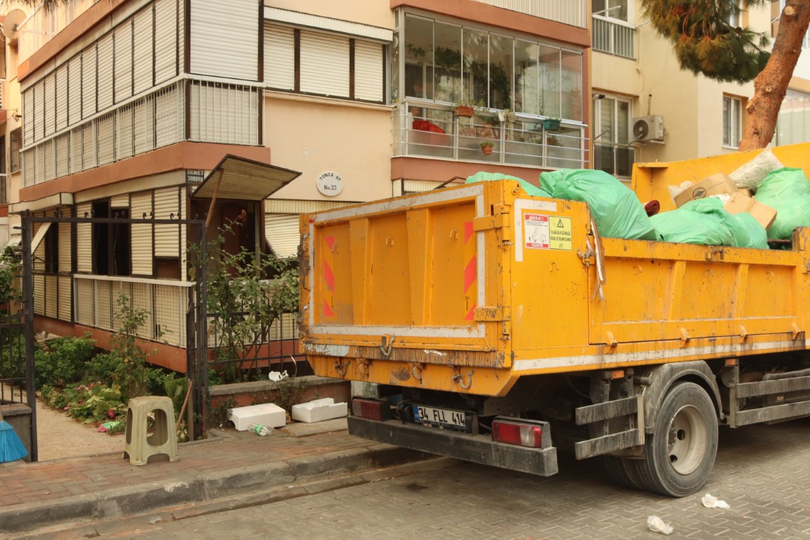 25 yıl çöp biriktirmişler, kamyon kamyon çöp çıktı