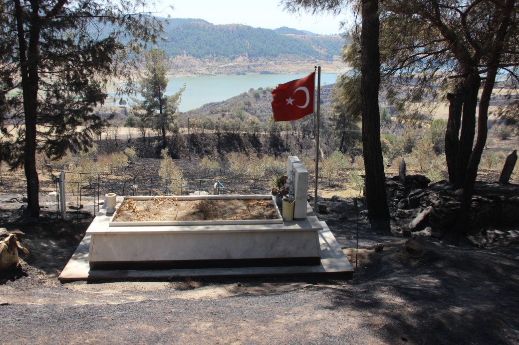 Yangında şehit mezarı yanmadı