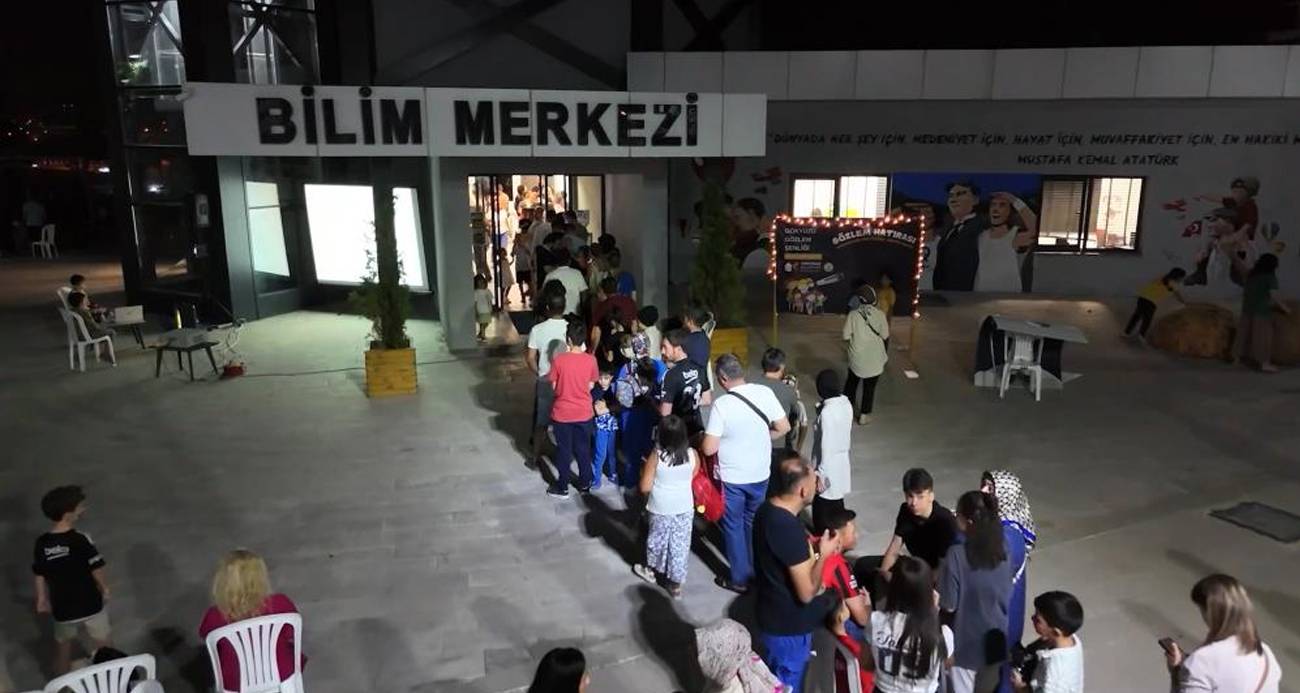 Ay’ın ışıltılı yüzünü teleskopla izlemek için akın ettiler