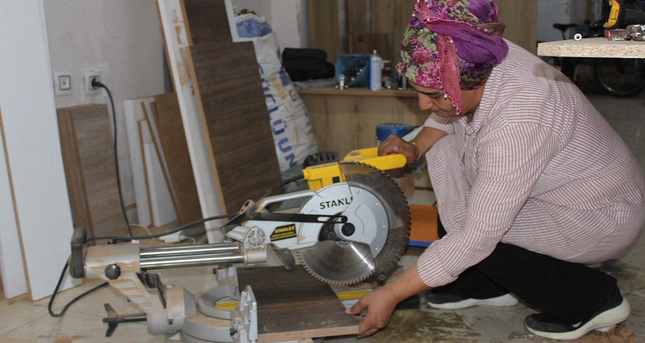 Mobilya ustası kadın tek başına hem üretiyor, hem onarıyor