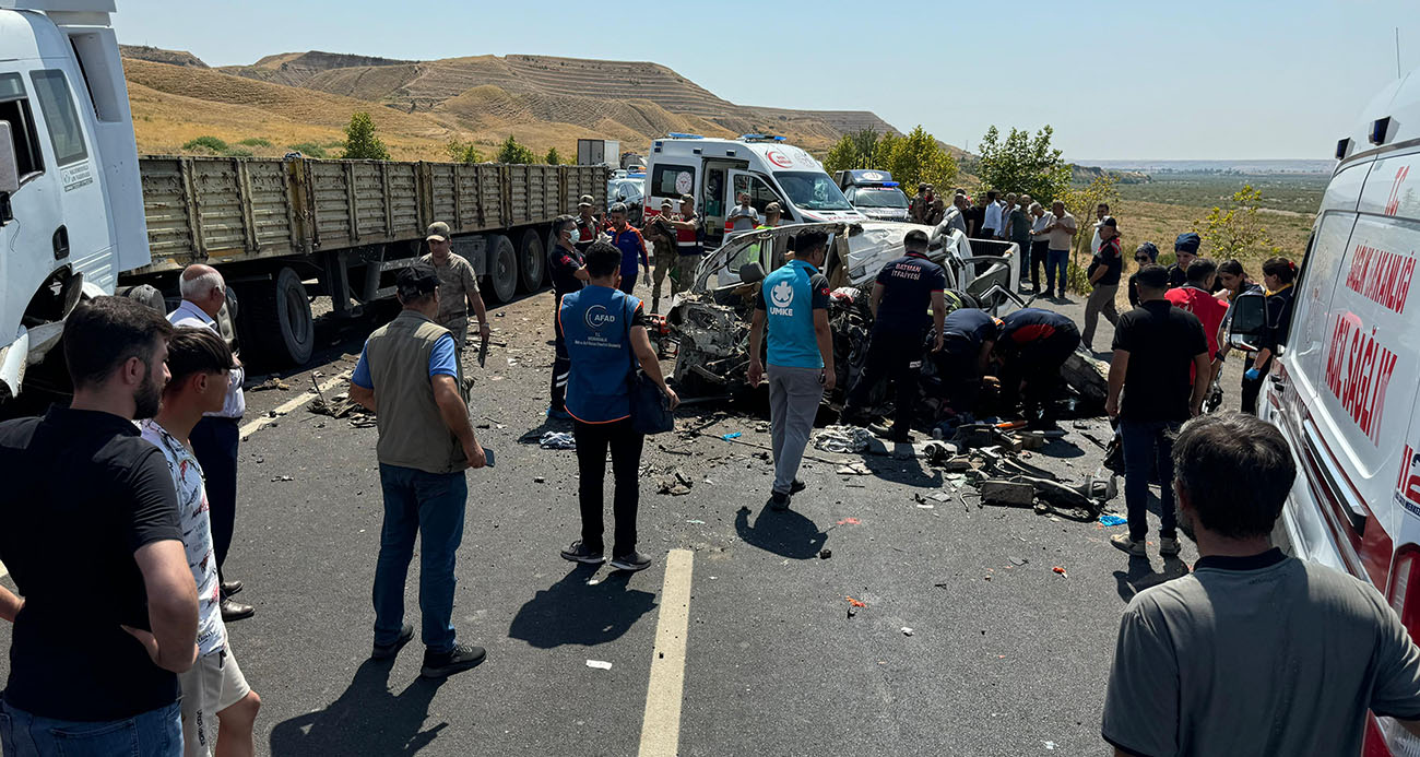 Düğün yolunda pikap ve tır kafa kafaya çarpıştı: 4 ölü, 1 yaralı