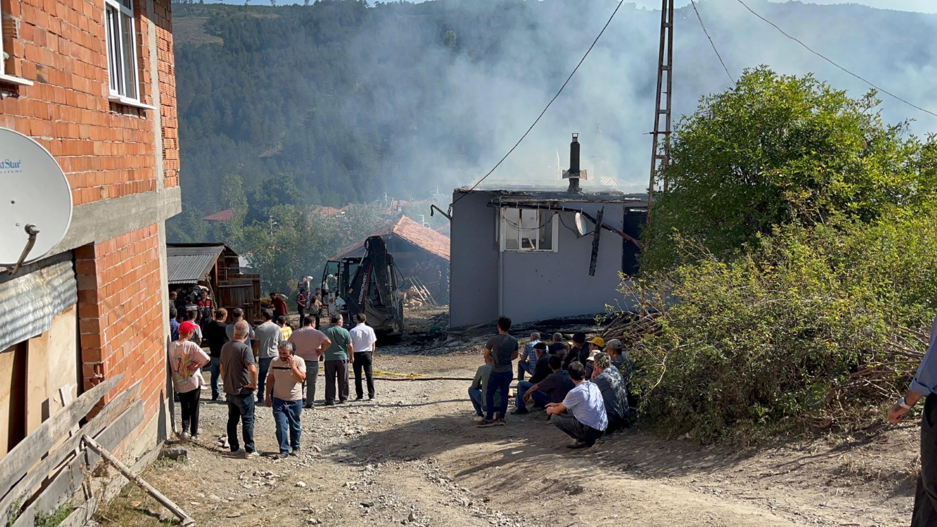 Kastamonu’da korkutan yangın: 3 ev küle döndü, 17 yaşındaki genç kayıp