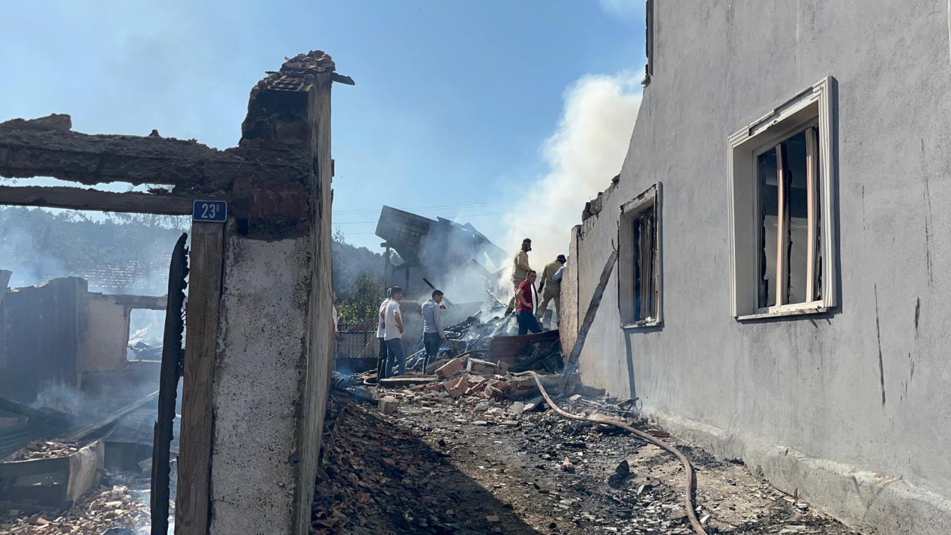 Kastamonu’da korkutan yangın: 3 ev küle döndü, 17 yaşındaki genç kayıp